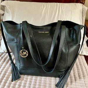 Michael Kors Shoulder bag in good condition.